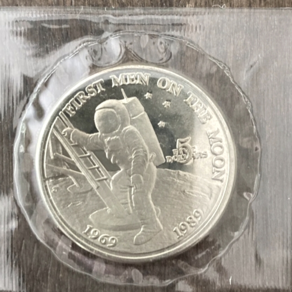First Man on the Moon $5 Coin 1989 Republic of the Marshall Islands.  LH